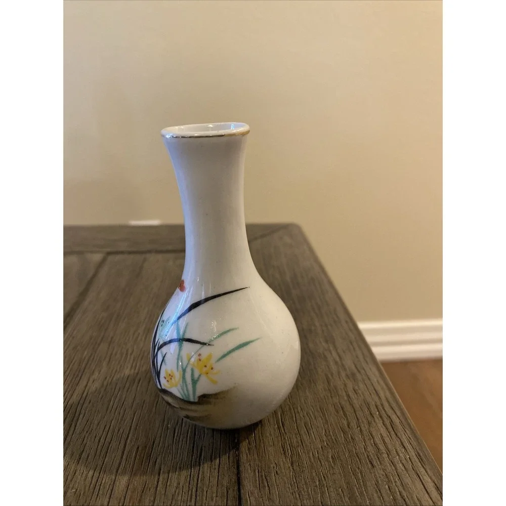 Vintage Chinese miniature hand-painted porcelain bud Vase‎
